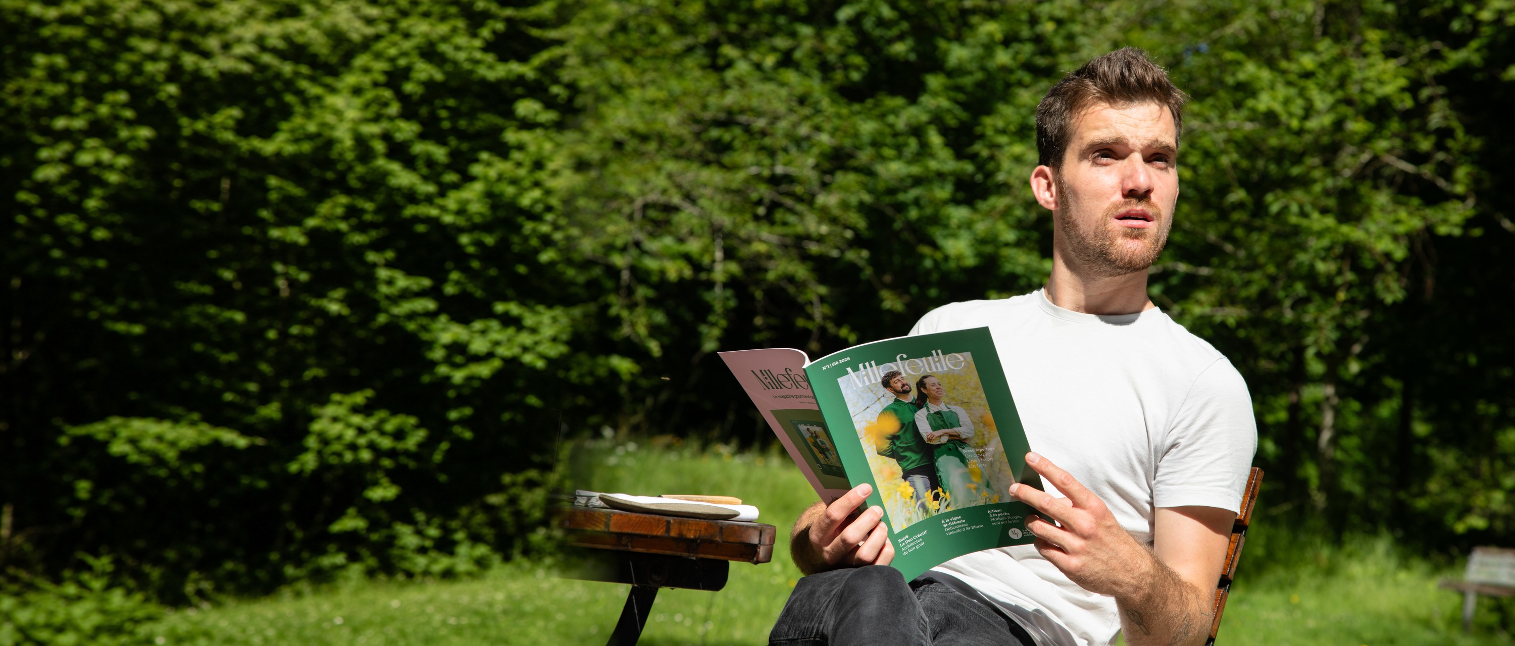 Un lecteur feuillette le magazine Millefeuille en plein air