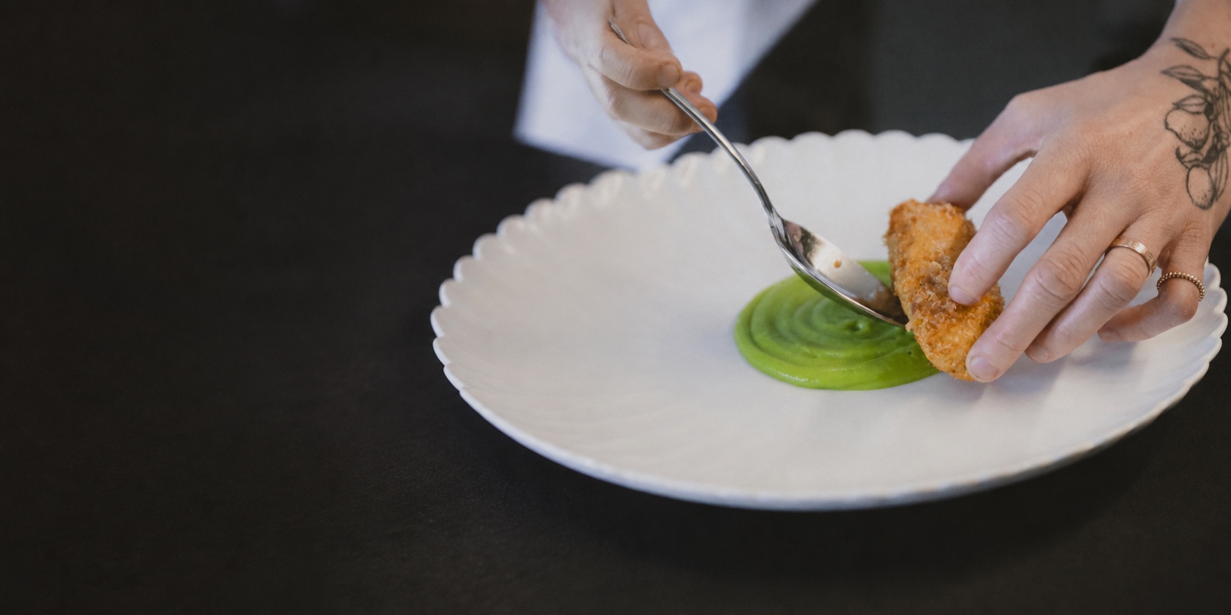 Une croquette de poisson dressée sur une assiette