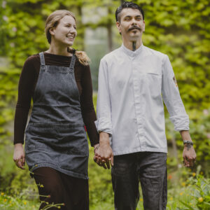 Le couple du Restaurant Luciole dans un jardin