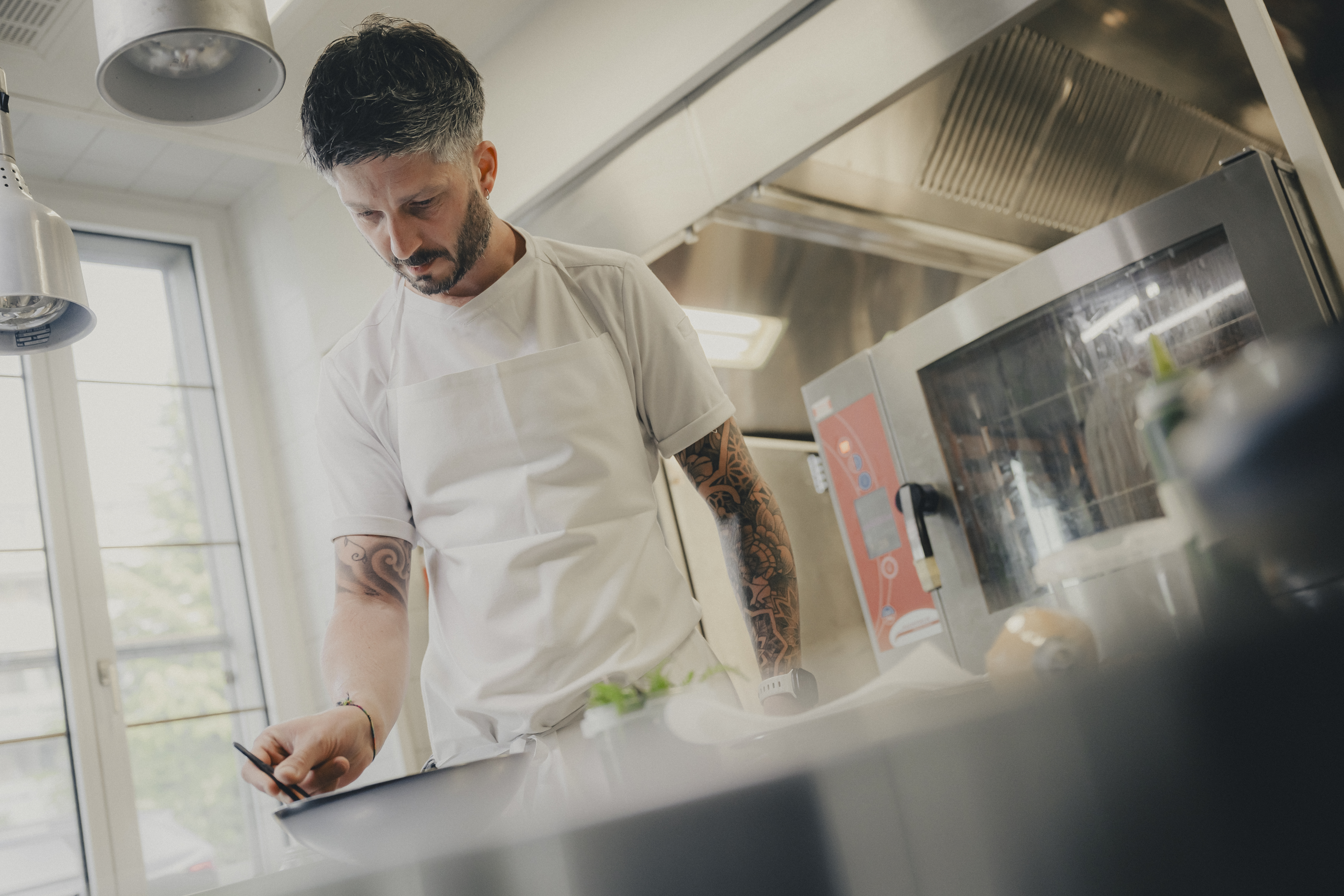 Jérémie Cordier en train de travailler en cuisine.