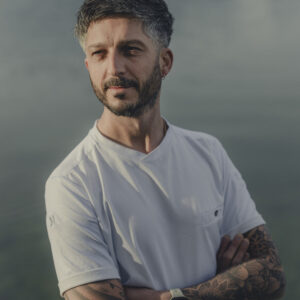 Portrait de Jérémie Cordier, les bras croisés.