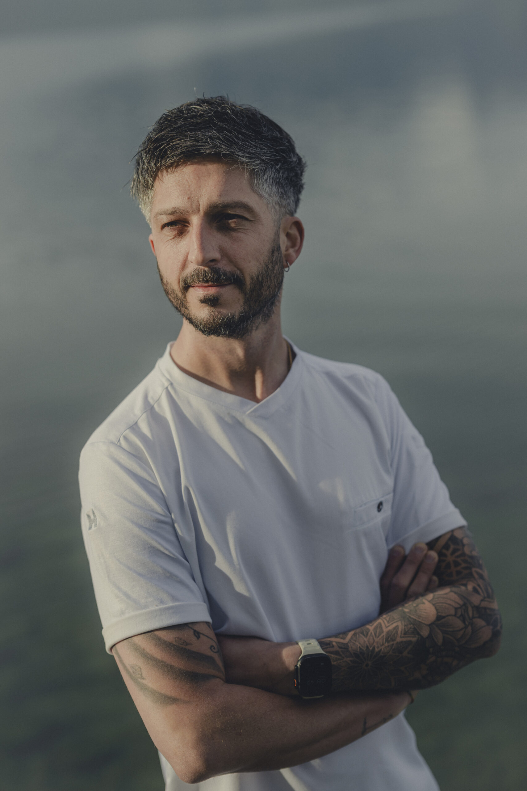 Portrait de Jérémie Cordier, les bras croisés.
