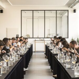 Des convives réunis autour des tables au Studio Hyperaktiv.